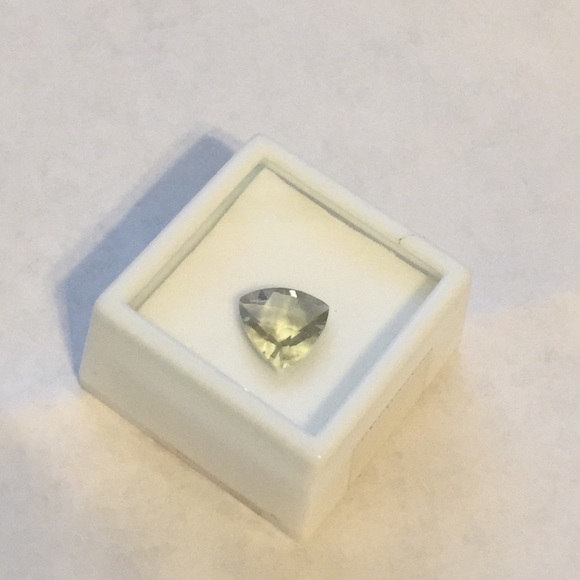 Prasiolite Trilliant Shape (Green Amethyst) - Picture 2 of 8